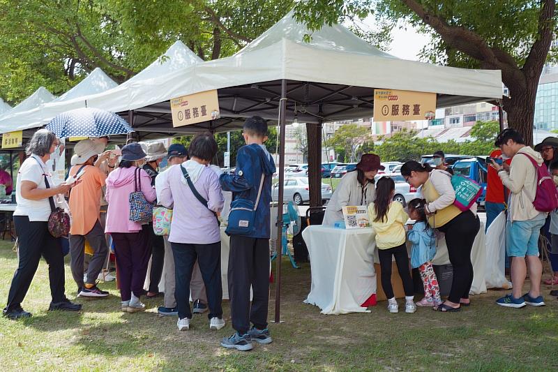新竹市府在北大公園特別打造充滿節慶氛圍的「滿竹市集」，並配合巴士集章活動，喜鵲皮卡受到民眾熱烈歡迎