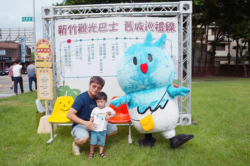 新竹市府在北大公園特別打造充滿節慶氛圍的「滿竹市集」，並配合巴士集章活動，喜鵲皮卡受到民眾熱烈歡迎