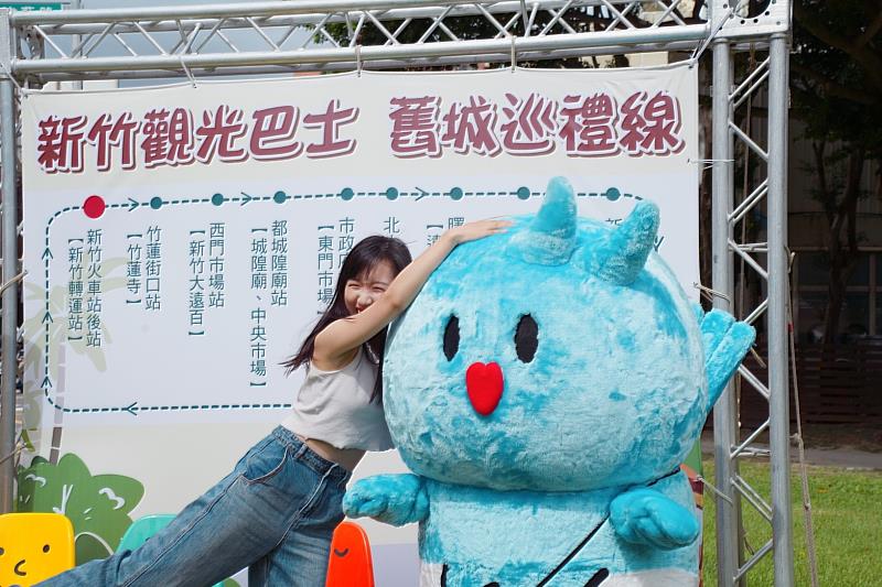 新竹市府在北大公園特別打造充滿節慶氛圍的「滿竹市集」，並配合巴士集章活動，喜鵲皮卡受到民眾熱烈歡迎