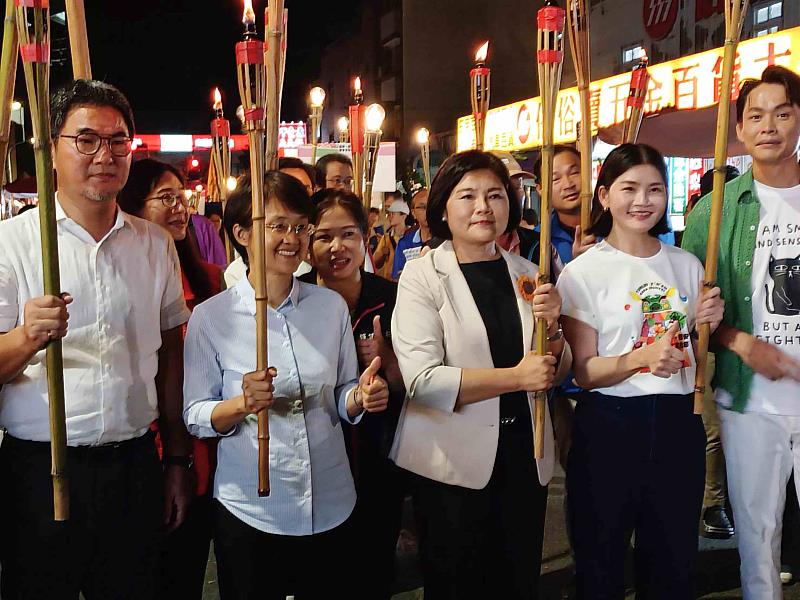 開幕式上，眾人參與「澹仔火千人舉火把遊客庄」，由左至右為立委劉建國、古主委、雲林縣長張麗善、雲林縣政府文化觀光處處長陳璧君、主持人黃鐙輝