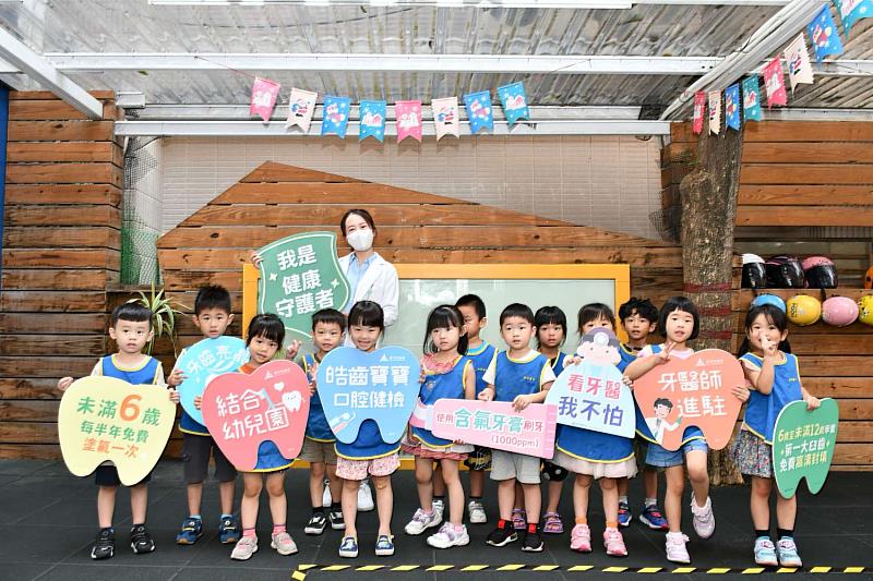 市府今年持續與牙醫師公會合作，自9月起至11月針對全市公、私立幼兒園展開兒童牙齒健檢與塗氟校園巡迴服務資料照。