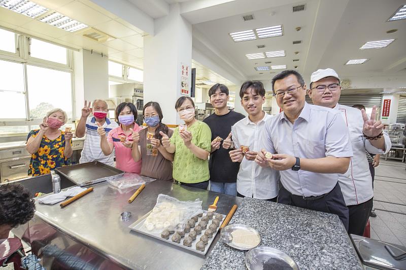 嘉藥智慧學院院長薛雅明(右)也一同與國際生、長輩手作月餅