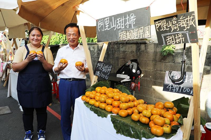 朴通市集之山海潤茶集 翁縣長與民眾共同品茶提前慶中秋