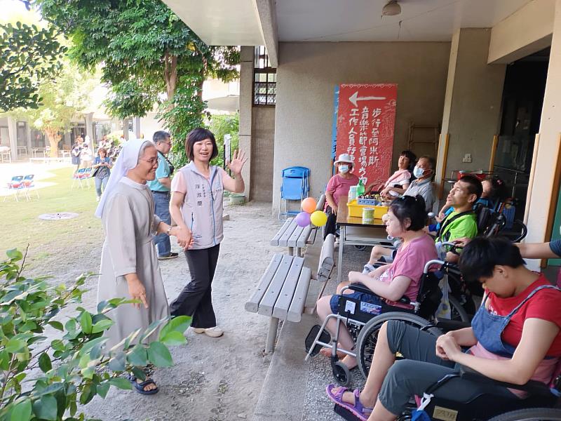 臺東縣府中秋暖心行動每年不間斷！向老人及身心障礙福利機構慰問發加菜金