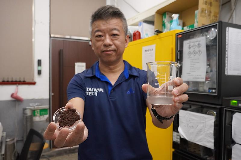 從廢棄到高值！臺科大攜手餐飲集團讓咖啡渣變身木炭與美妝原料