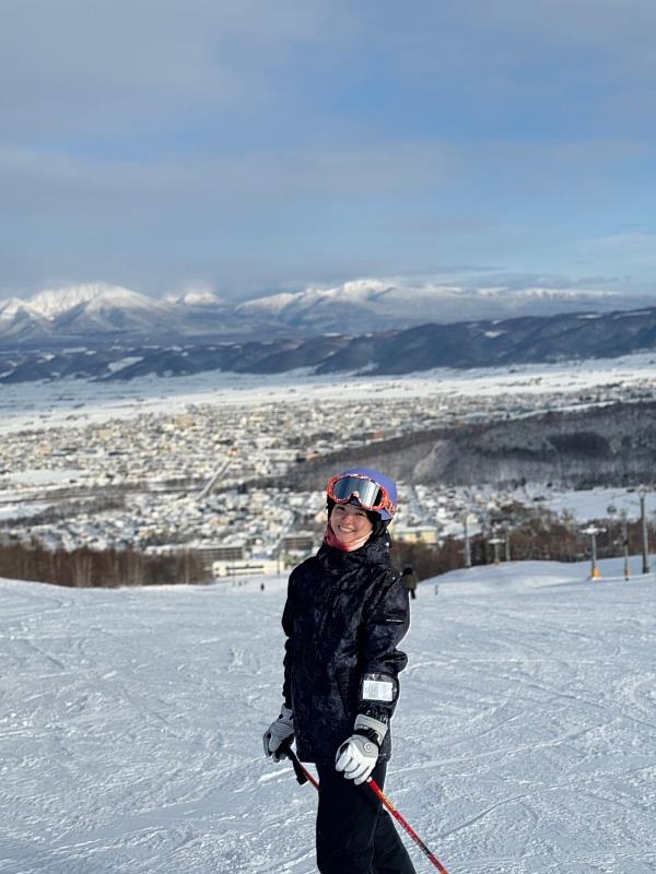 景文科大旅遊管理系三年級陳昕婕同學成功取得了國際滑雪教練執照。