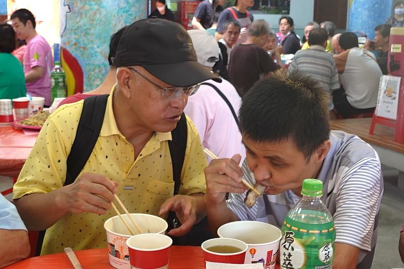 今年中秋活動，宜蘭教養院自疫情後首次開放親友參與，有家人陪伴，飯菜更添美味。