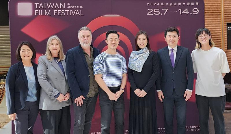 由左到右為文化組陳組長芝儀、製片人 Kylie du Fresne、導演 Colin Cairnes、作家 Benjamin Law、演員劉品言、駐雪梨台北經濟文化辦事處吳正偉處長、澳洲台灣影展總監Benson Wu。（文策院／提供）