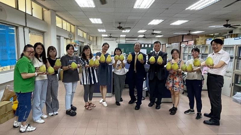 孫逸民校長陪同吳浩銘理事長等前往各處室贈送文旦柚提早祝賀教師節