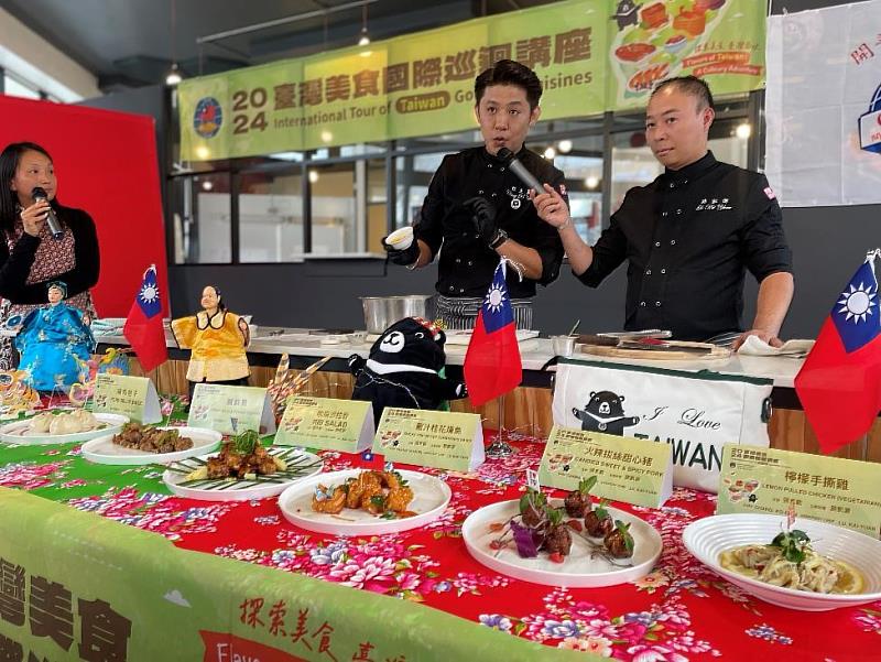 張克勤(左)及路凱源(右)在開普敦推廣臺灣美食