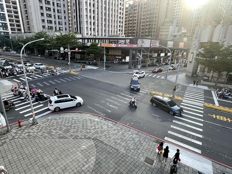 紓解竹市車流！慈雲路上午尖峰號誌調整  埔頂路、埔頂二路等候時間減少60秒 邱臣遠代理市長：持續提升車流順暢度