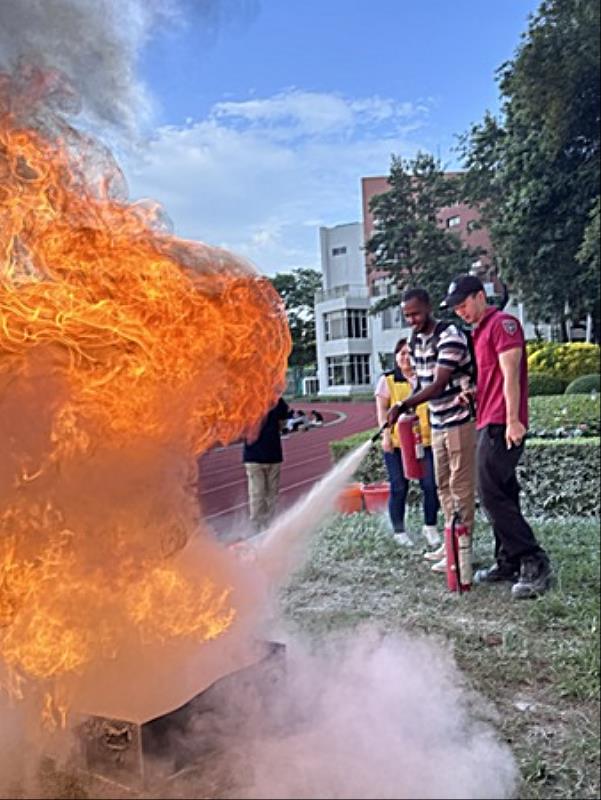 南臺科大學辦理學生宿舍複合式防災疏散演練，特邀該校境外學生全程參與演練，索馬利蘭碩士班研究生主動參與滅火器操作練習。