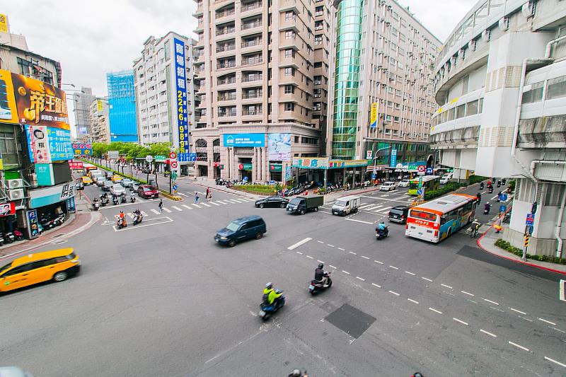 永慶房產集團統計近一年全台交易最火熱的前十名路段。其中，新北市中和區的景平路以交易量266件奪得榜首。(房市示意圖)