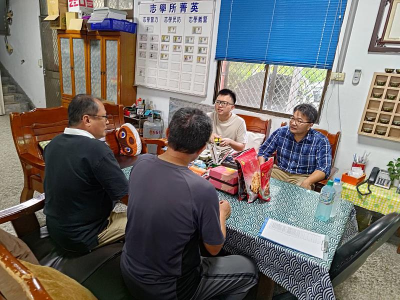 東華大學校安人員與志學派出所就相關校園安全議題交換意見。