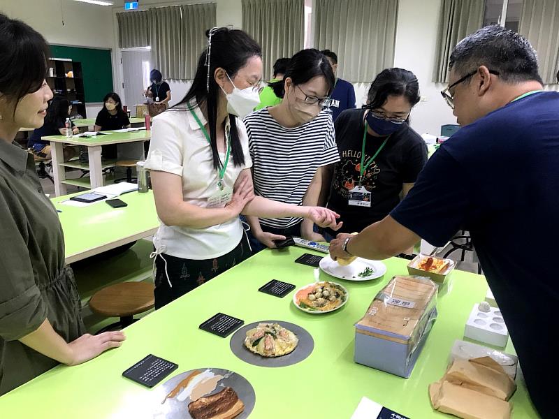 「秀色不可餐──食品模型奧秘與實作」公民營活動，參與老師體驗食品模型產業現況。