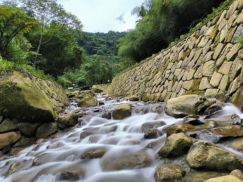 新北市農業局以「三峽區鹿母潭溪豪雨災害復建工程」保存遺址兼顧生態，獲「最佳環境文化類」金質獎