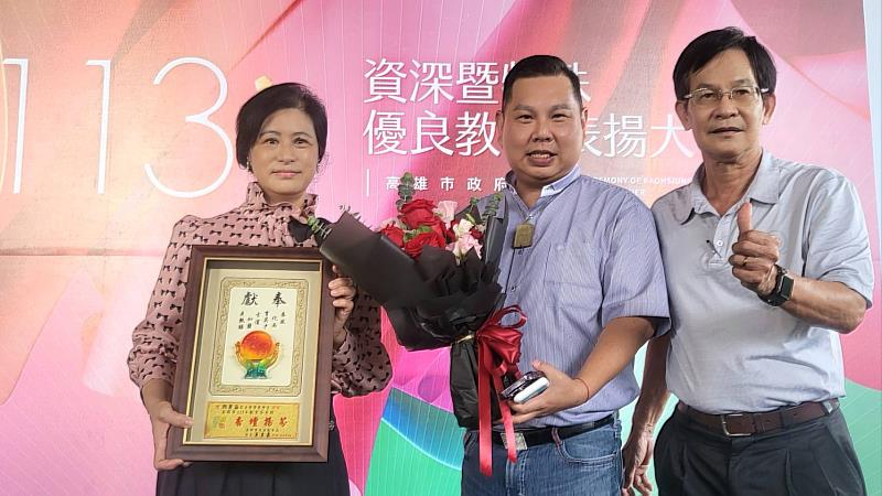 （圖左）113年度教育芬芳錄獲獎人小港國中家長會顏麗容榮譽會長、（圖中）113年度教育芬芳錄獲獎人港和國小家長會薛煒立會長同時也是小港國中家長會副會長與（圖又）小港國中鄭元順校長共同合影