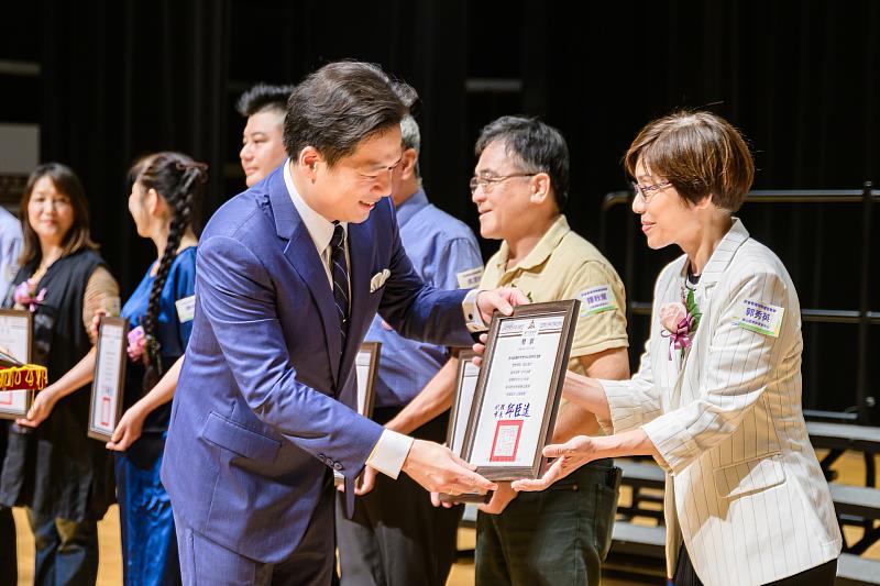 圖1 邱臣遠代理市長頒發終身教育特殊優良教師獎項-香山樂齡郭秀英老師