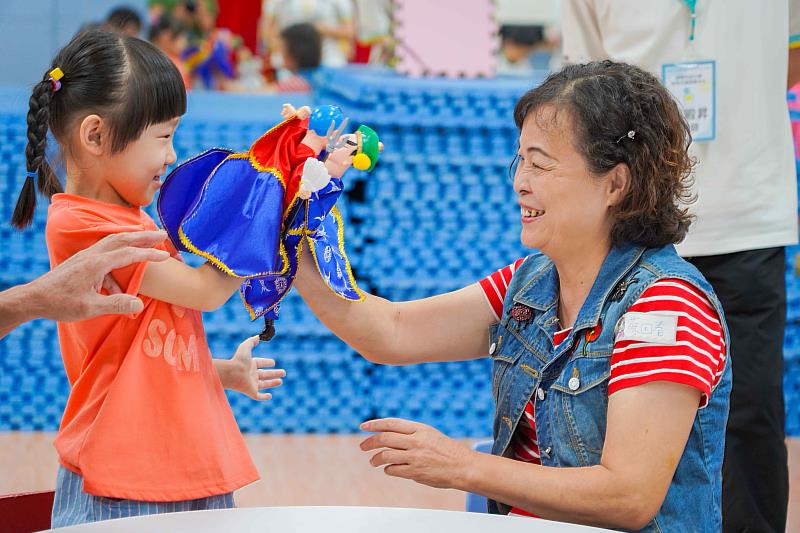 朝陽銀管系首創「幼老共園」照護模式，實踐在地老化社會創新，大受好評。