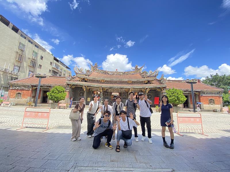 日本立命館大學與東吳日文系學生於台北保安宮合影