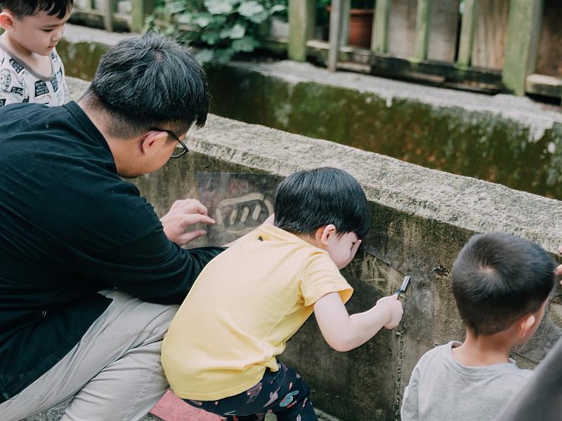 本期收錄懂栗嗨和幼兒園學生一起在水圳邊創作微生物圖樣