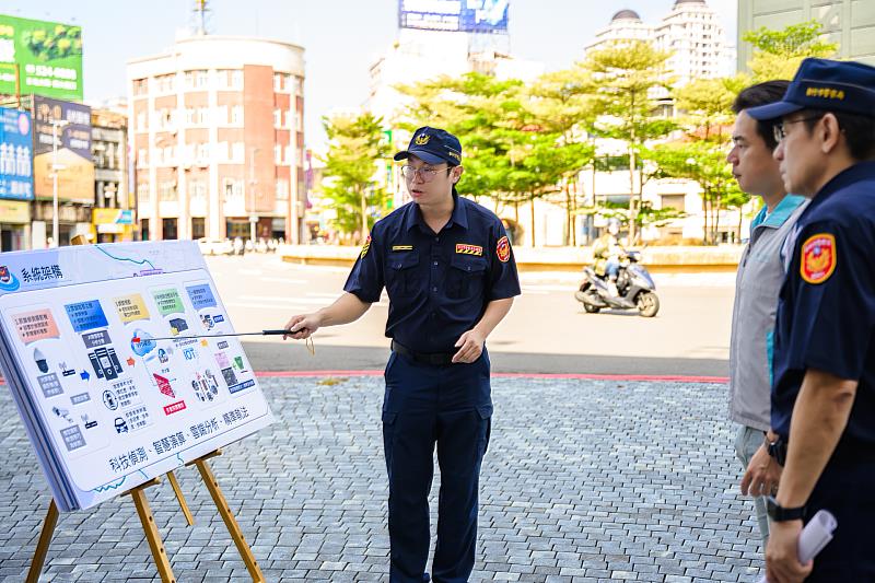 代理市長邱臣遠與警察局長邱紹洲聽取簡報。