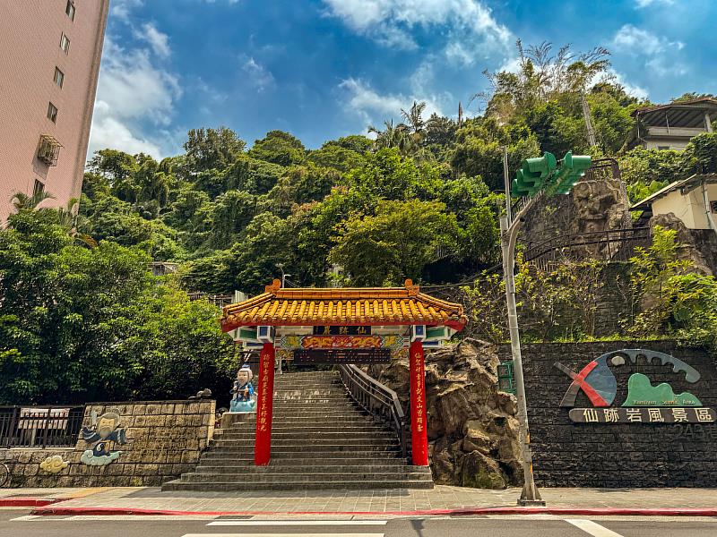 仙跡岩登山步道牌樓鄰近世新大學，擁有豐富的自然生態與文化價值。（世新大學提供）