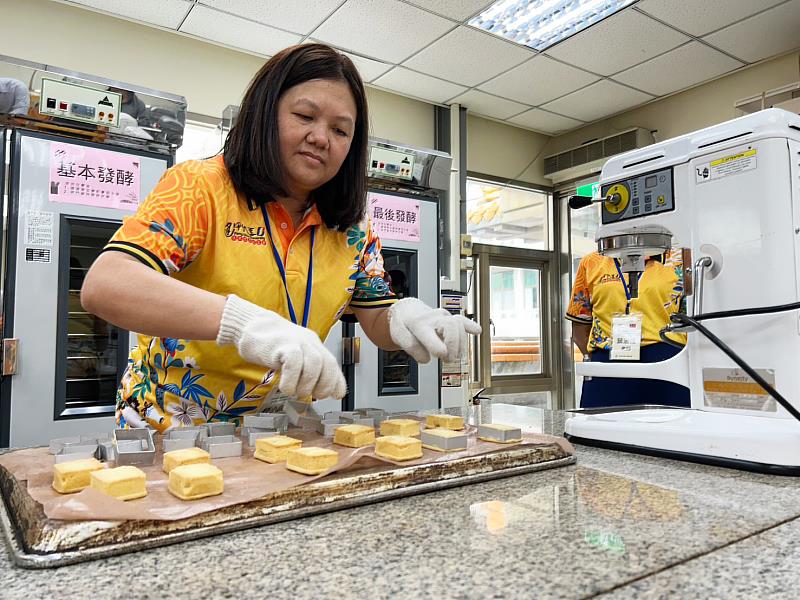 文化大學生活應用科學系推出的應節甜點糕餅製作，成為來訪貴賓們相當喜愛的體驗。