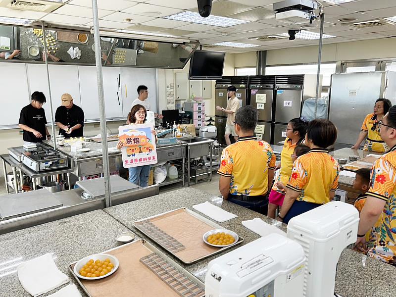 文化大學生活應用學系帶領貴賓製作台灣鳳梨酥，展示台灣飲食文化，貴賓們肯定文大教學軟硬體設備優質。