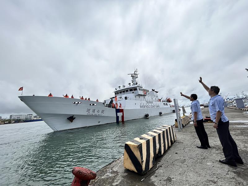 海洋委員會海巡署艦隊分署廖德成分署長率直屬船隊李松樵隊長，親自至碼頭送行