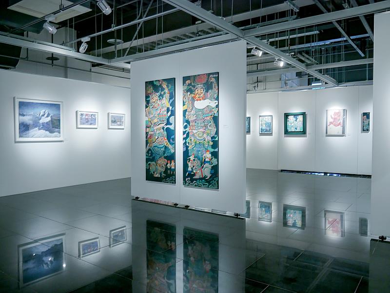 《對影三人》三人聯展，展場一隅，歡迎於展覽期間前來觀展，，讓我們一同走入藝術家的世界，感受這場充滿創意與靈感的三人對話，展現出藝術的無限可能！