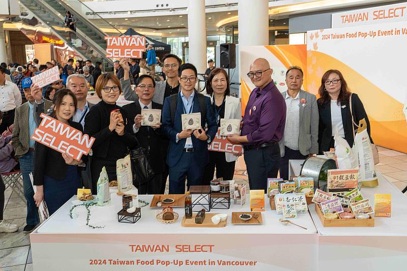 加拿大Taiwan Select快閃店活動於時代坊舉行溫哥華台北經濟文化辦事處邱副處長(左4)、外貿協會呂秀玲副處長(右4)及與會貴賓(貿協提供)