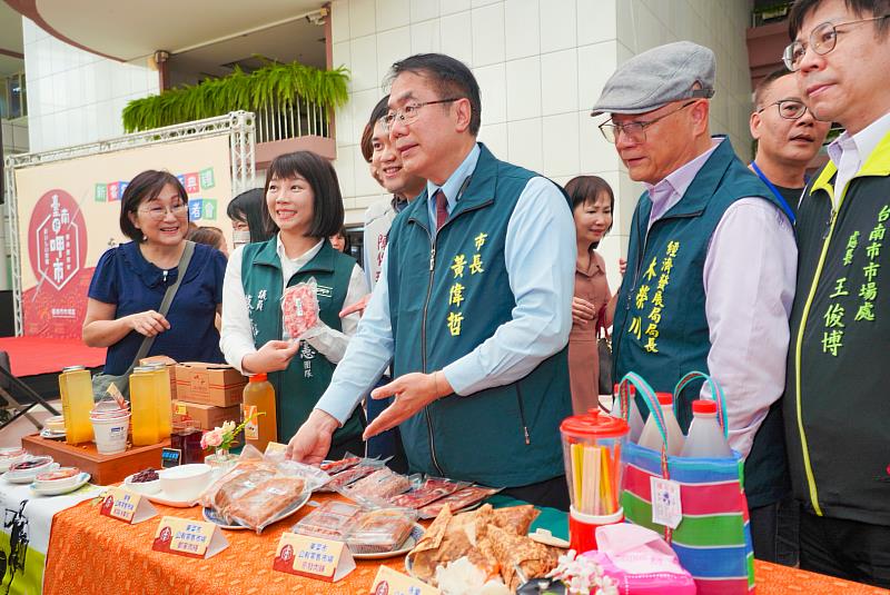 市長黃偉哲與經發局局長林榮川參與攤商巡禮