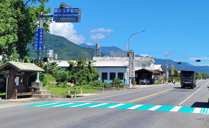 臺東縣縱谷線臺9線劃設「綠白斑馬線」 關山警察分局：「不只好看，讓用路人更安全」