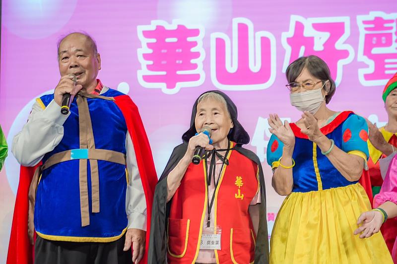 中秋「萬歲」嘉年華，華山餐會點亮阿公阿嬤童心