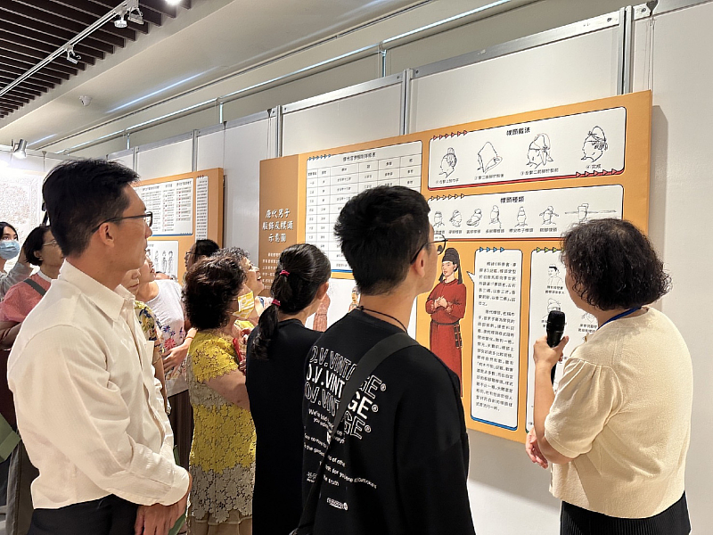 「盛世壁藏」唐代壁畫特展於南華大學率先登場，陝西歷史博物館藏品保管部副研究館員王晶晶(右)進行導覽。