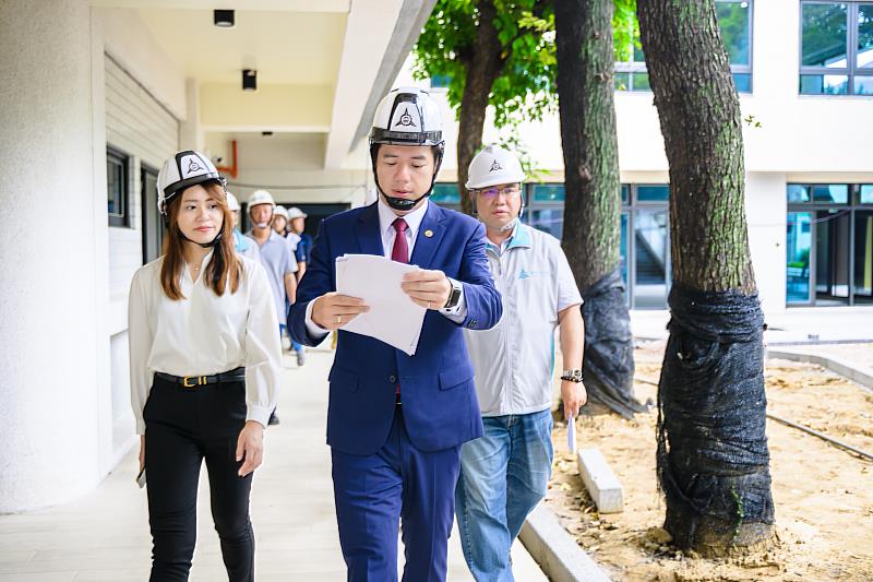 邱臣遠代理市長視察新竹國小附設幼兒園暨市民活動中心新建工程。