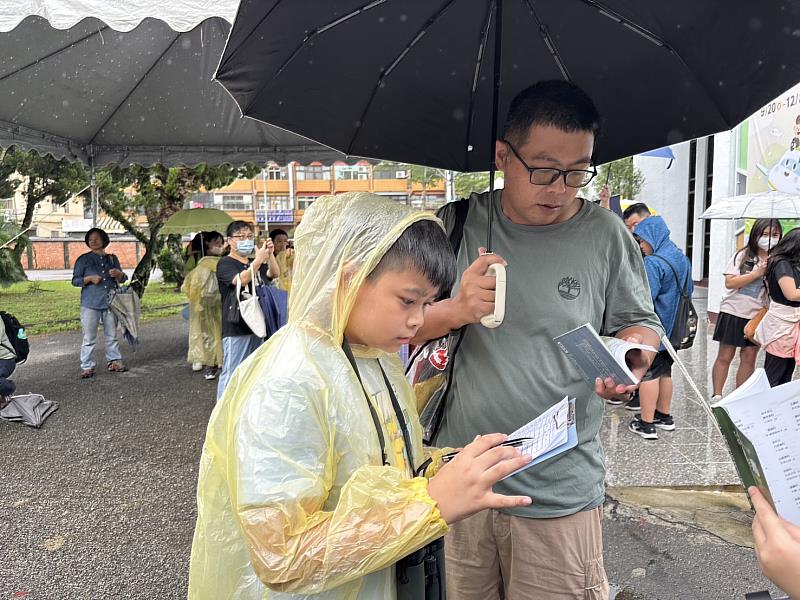 雖然天雨但澆不熄參賽小朋友們的熱情