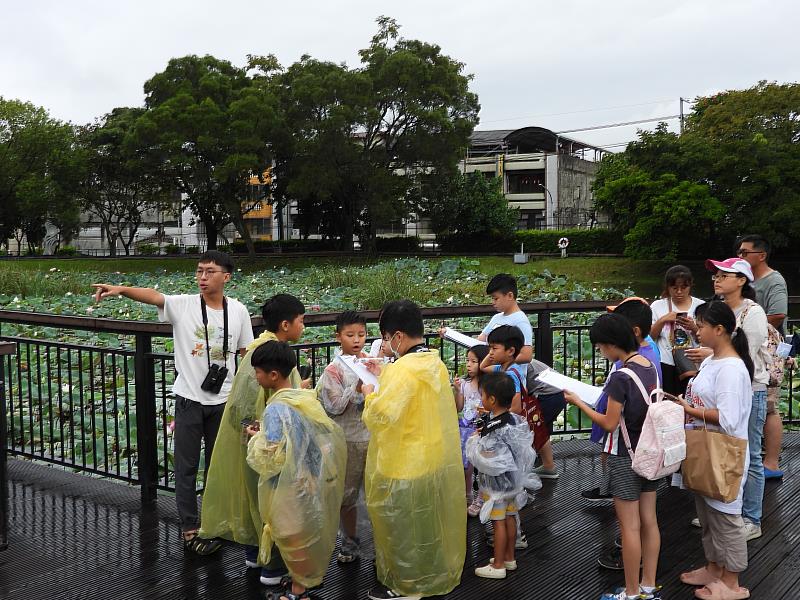 台灣野鳥協會志工向參賽小朋友解說東勢林業文化園區的鳥類