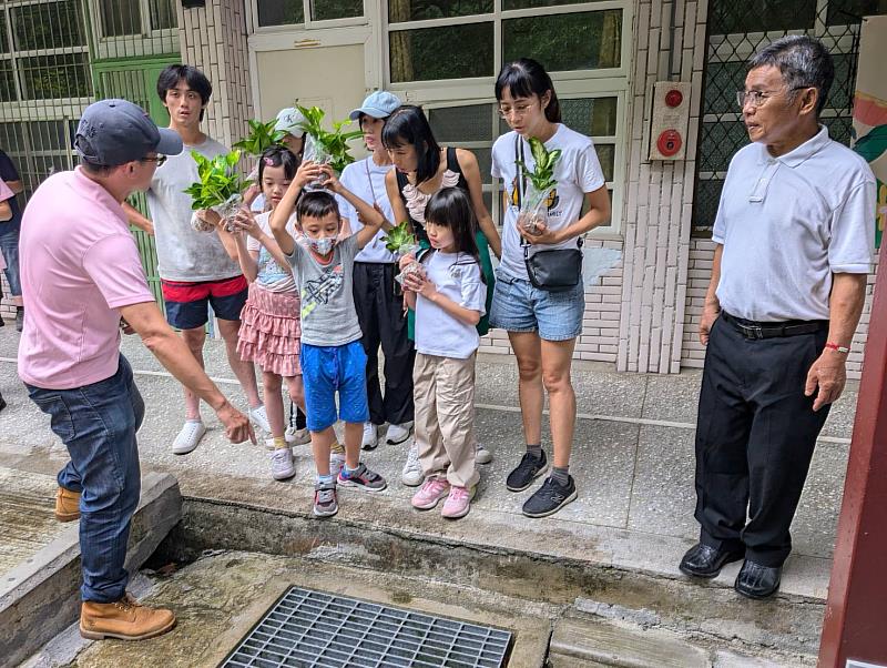 新北市農業局向學童及家長介紹紫東社區內水保設施