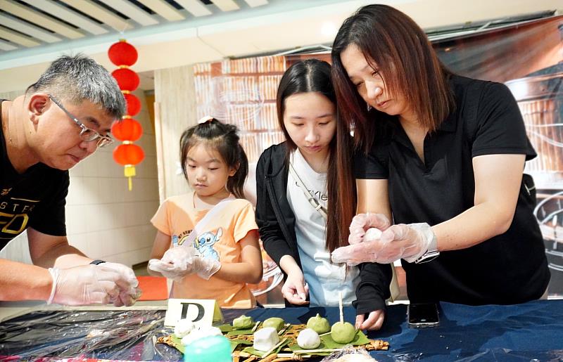 圖1 大人細子共下來做客家傳統美食－菜包