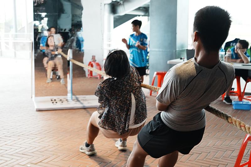 新美館「藝」想不到的運動會，活動結合創新運動項目鏡像拔河。