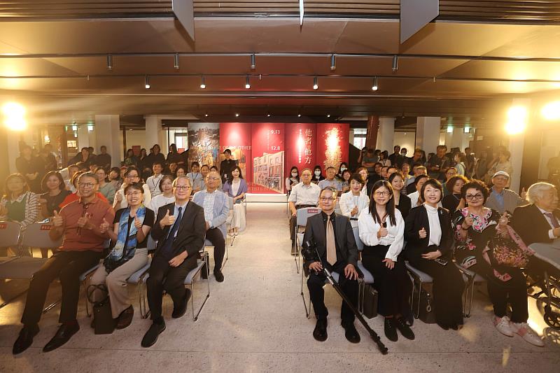 國立歷史博物館即日起展出「他者·他方：常玉與旅法藝術家的巴黎跫音」特展，文化部長李遠（前排左3起）、史博館代理館長王逸群、策展人陳貺怡、日本輕井澤安東美術館館長水野昌美等出席開幕式。