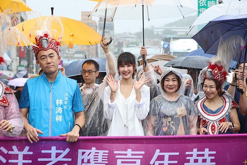 基隆城市代言人-安心亞參與踩街遊行活動，民眾熱情響應