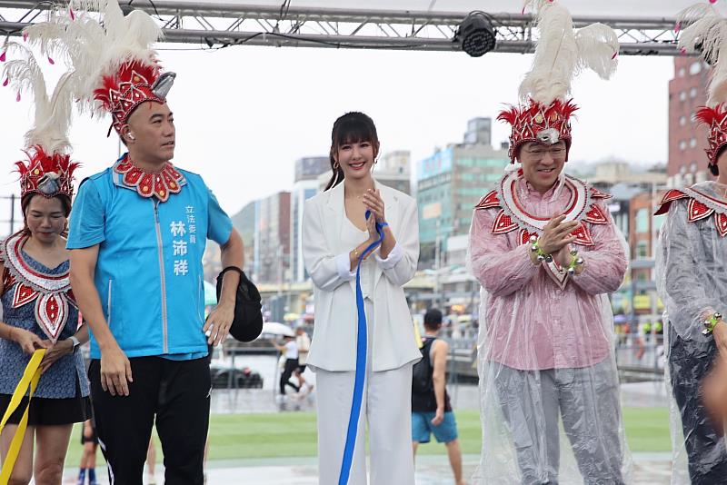 基隆城市代言人-安心亞與長官及貴賓一同進行起走儀式「拋彩帶」