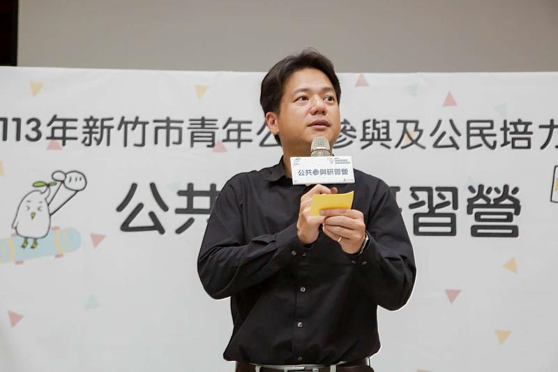 邱臣遠代理市長參加公共參與研習營交流座談及結業式頒獎。