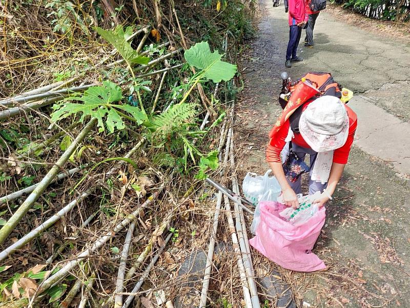 參與淨山夥伴沿途仔細撿拾垃圾