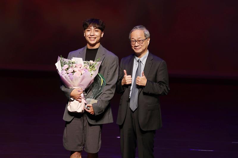 文化部長李遠(右)與金牌獎得主邱柏盛合影