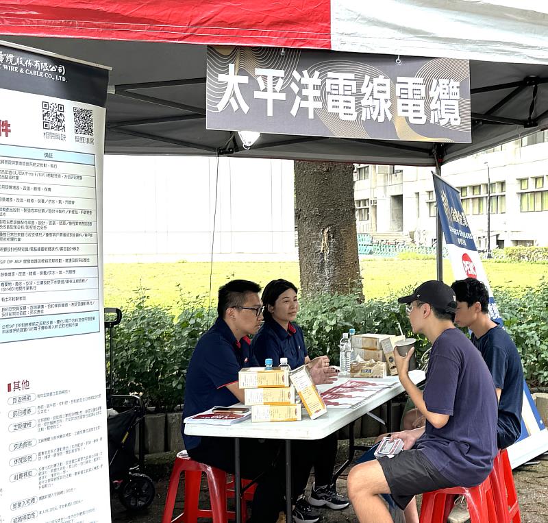 元智大學於9月20日在校園內舉辦秋季企業徵才博覽會，吸引知名企業和學生熱烈參與