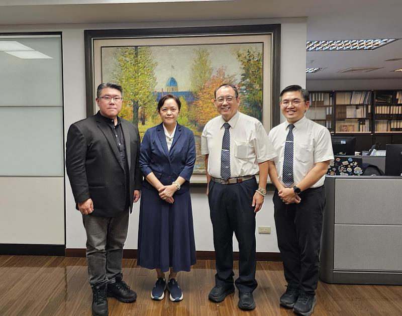 遠傳助慈濟大學打造AI校務助理，邁向智慧校園。遠傳資訊暨數位轉型科技群執行副總經理胡德民（左一）與慈濟大學校長劉怡均（左二）、資深副校長戴昌賢（右二）、全球事務長郭又銘（右一）